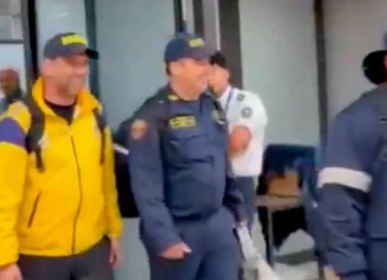 ¡Como héroes! Así recibió Medellín a los bomberos que fueron a Venezuela