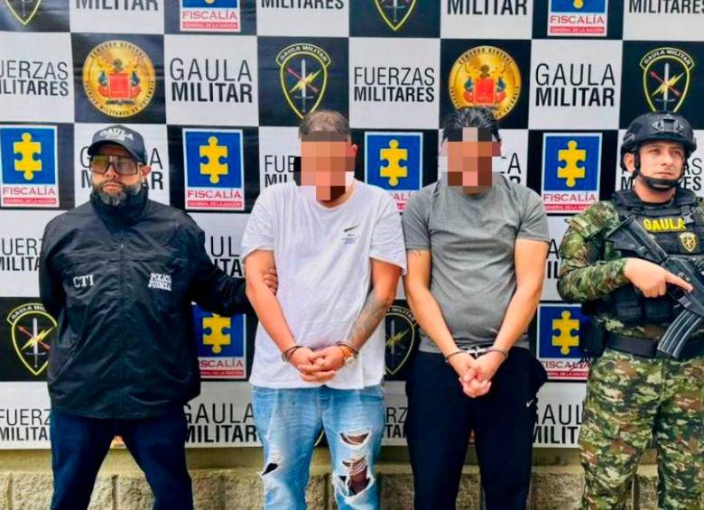 Mientras extorsionaban, capturaron a dos presuntos disidentes