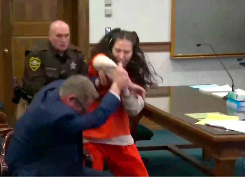 Los hechos ocurrieron en la audiencia en contra de la mujer por su presunta culpa en el asesinato de su amante. FOTO: CAPTURA DE PANTALLA