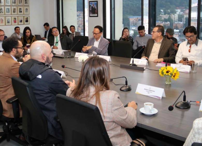 Mesa tripartita de negociación.