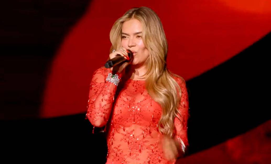 Karol G cantó dos de las canciones de su más reciente trabajo discográfico, Tropicoqueta. Foto: Tomada de Video.