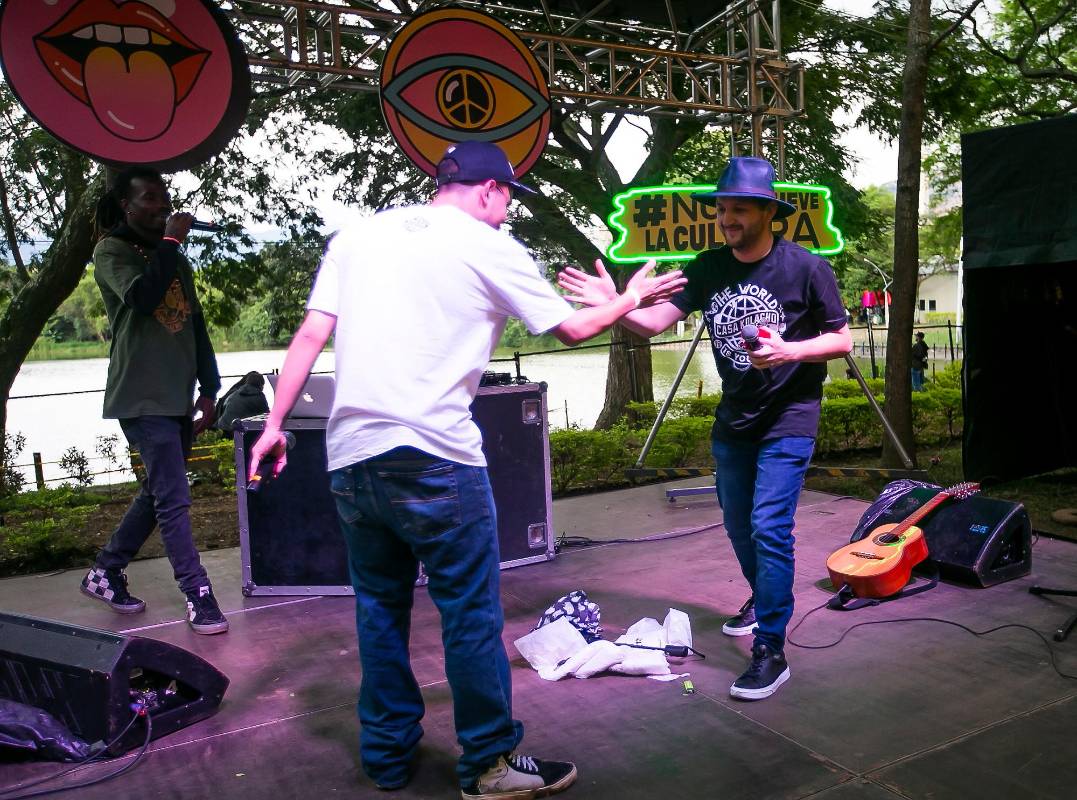 Pese a que por momentos el duelo artístico se “calienta”, al final todo es cordialidad entre ambos participantes. Foto: Esneyder Gutiérrez
