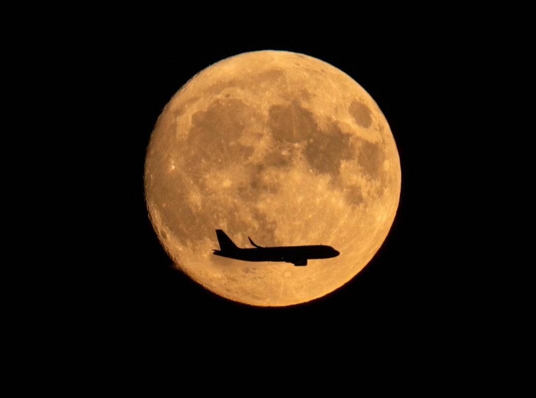 El término superluna fue acuñado por el astrólogo Richard Nolle en 1979, quien aseguró que las superlunas estarían asociadas con grandes huracanes, erupciones volcánicas y terremotos. Imagen capturada en Frankfurt, Alemania. Foto: Getty