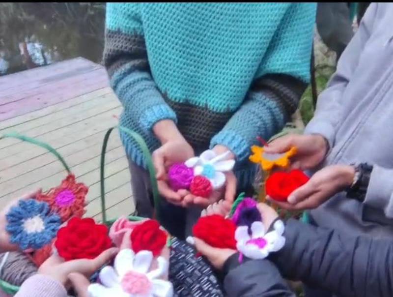 El tejido es elaborado por 200 mujeres y hombres, 30 que llegaron de Cajicá, Cali, Bogotá y Manizales con flores tejidas. Foto: Cortesía