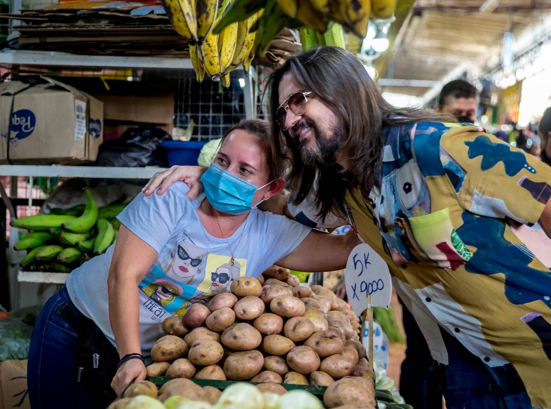 Algunos trabajadores de los distintos locales aprovecharon tuvieron la fortuna de tomarse fotos con el. Foto Juan Antonio Sánchez Ocampo