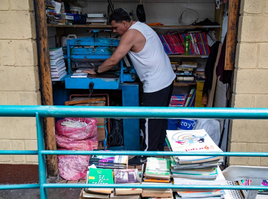 Los libreros la han pasado mal durante la pandemia. Tratan de salvar sus negocios con domicilios y no pierden la esperanza que algún día todo vuelva a la anormalidad en sus ventas. Foto Manuel Saldarriaga Quintero.
