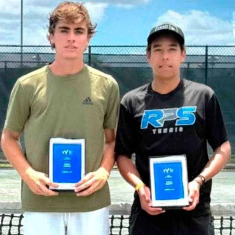Los colombiano Pablo Robledo y Juan Miguel Bolívar con su trofeo como campeones en dobles del ITF J200 de Plantation en Estados Unidos. FOTO CORTESÍA FEDECOLTENIS