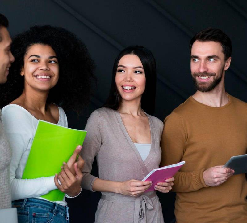 Las becas buscan cerrar la brecha de talento tecnológico en Medellín y promover más participación femenina en STEM. FOTO: GETTY