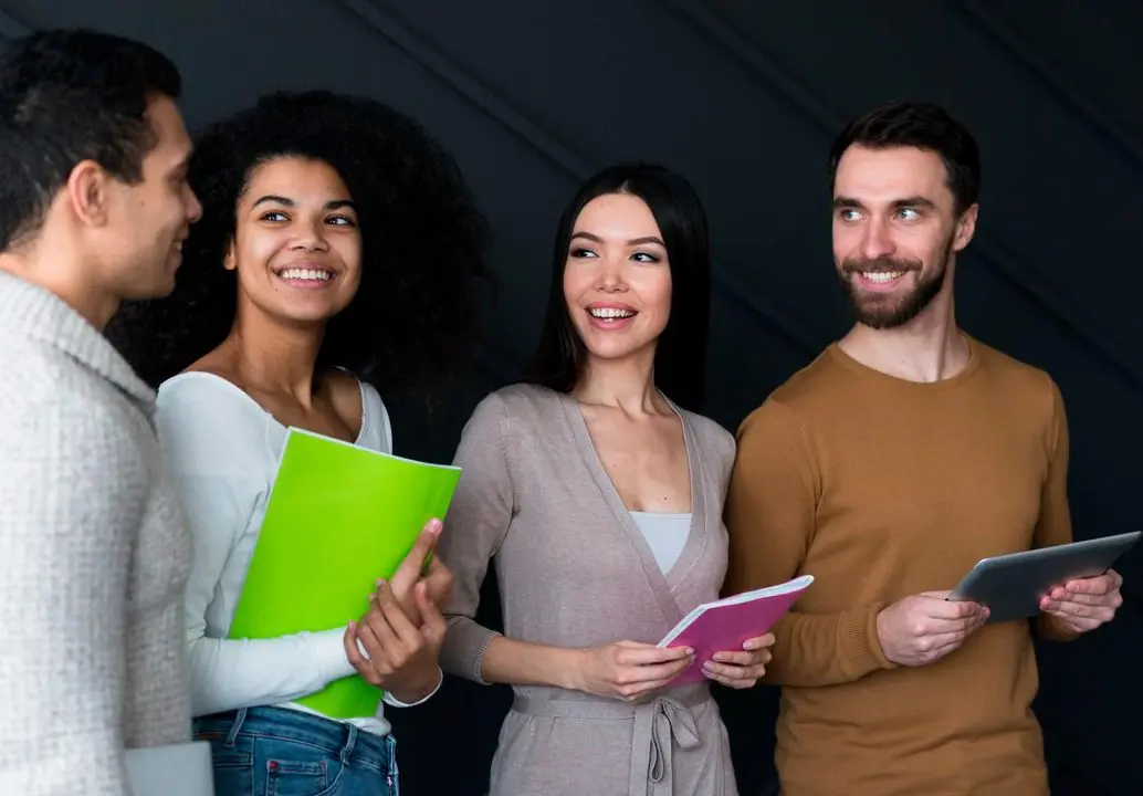 Las becas buscan cerrar la brecha de talento tecnológico en Medellín y promover más participación femenina en STEM. FOTO: GETTY