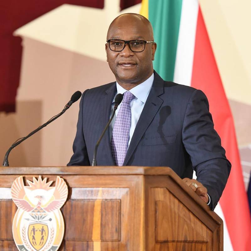El embajador de Sudáfrica en Francia, Nkosinathi Emmanuel Mthethwa, en un discurso. FOTO: Tomada de X @PresidenciaZA