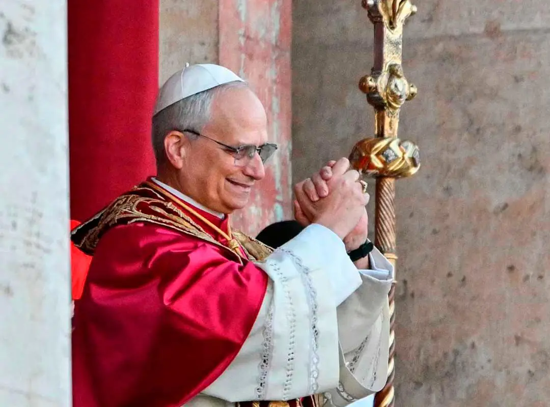 Tras 4 rondas de votaciones hubo consenso, así lo informaron los canales oficiales del Vaticano. Cada día se han congregado en la Plaza de San Pedro cerca de 45.000, con la nariz en alto, contemplando la chimenea de la Capilla Sixtina. Foto: Getty