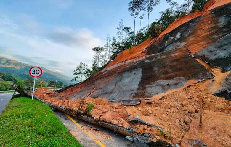 El deslizamiento cayó en la calzada que lleva del sur al norte. FOTO: Cortesía Alcaldía de Barbosa.