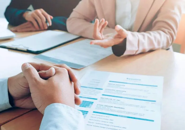 Candidato en una entrevista laboral frente a los reclutadores. FOTO: Shutterstock