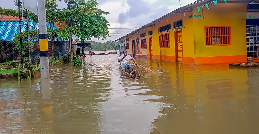Como consecuencia de las inundaciones, alrededor de 8.000 personas han resultado damnificadas, viviendas, comercios e instituciones educativas, interrumpiendo la vida cotidiana de la población. Foto: Joiner Palomeque