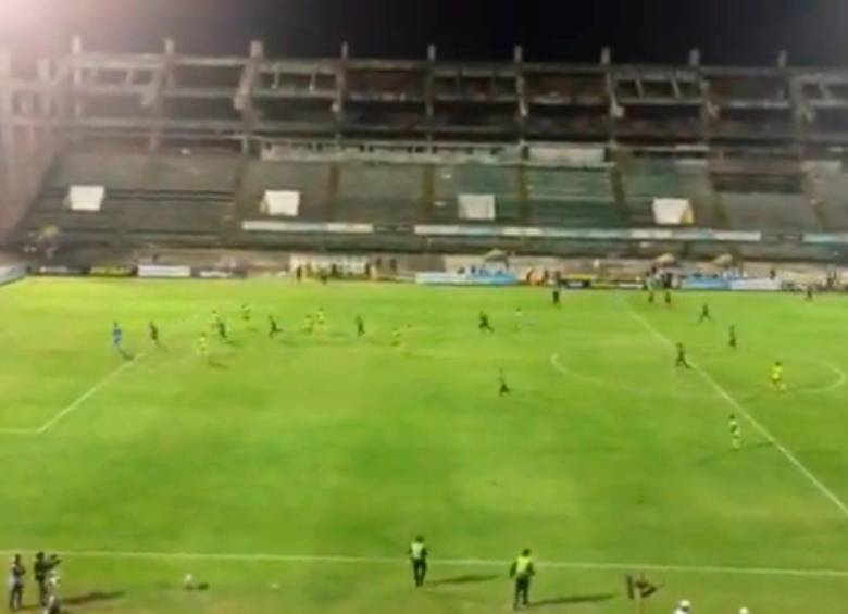 El juego entre Huila y Nacional fue suspendido a los 80 minutos por invasión al campo y el central Carlos Betancur determinó darlo por finalizado. FOTO @contragolpefc