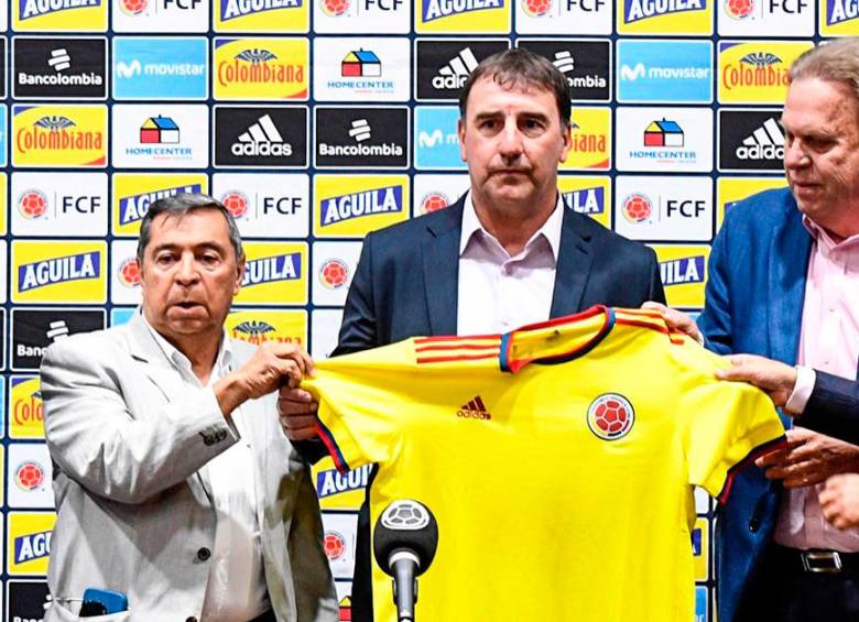 El entrenador ya posó con la camiseta de la Tricolor. FOTO TOMADA TWITTER @FCFSeleccionCol