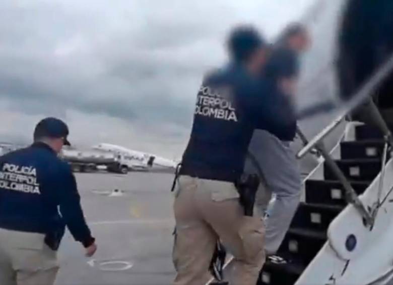 Una aeronave de Estados Unidos recogió en Bogotá a cuatro extraditables, quienes son esperados en una corte de Nueva York, Estados Unidos. FOTO: Cortesía Policía
