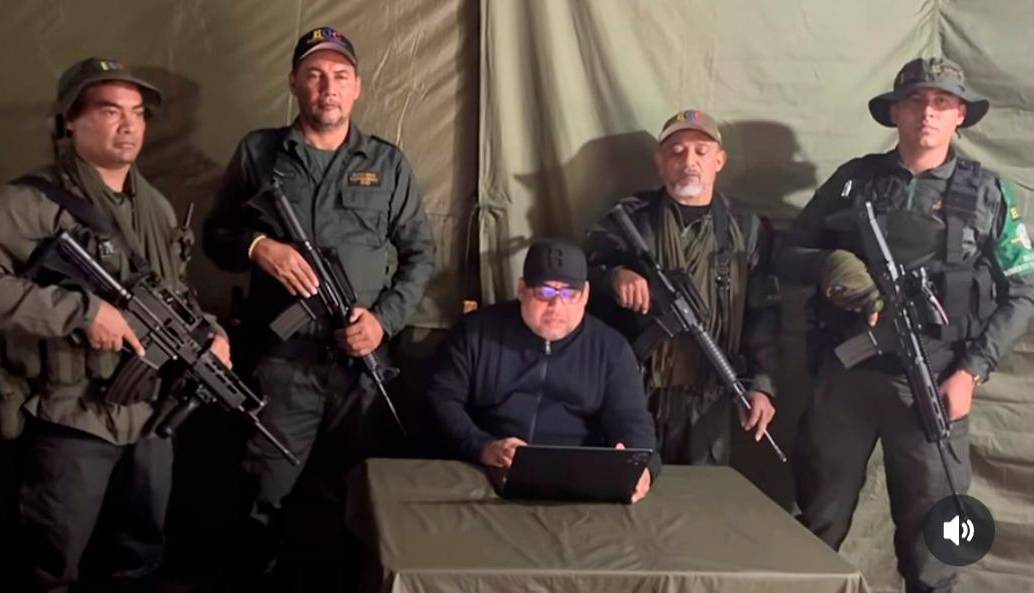 Así aparecieron los comandantes del Clan del Golfo (o Ejército Gaitanista) en su más reciente video. De izquierda a derecha: “Richard”, “Rodrigo Flechas”, “Bruno”, “el Cura” y “Flaco Monseñor”. IMAGEN TOMADA DE VIDEO.