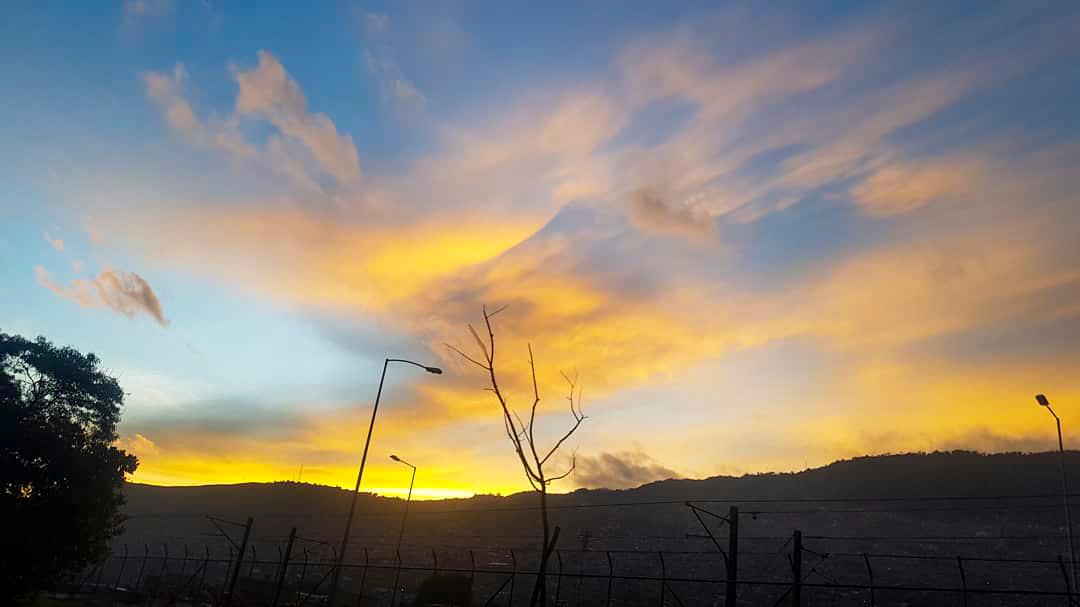  Múltiples colores se vieron en el amanecer de hoy viernes 18 de junio. Foto: Juan Antonio Sánchez