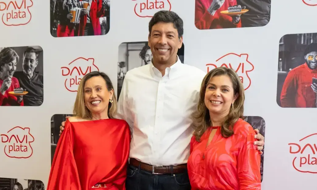 Maritza Pérez, vicepresidenta ejecutiva de Banca Personal y Mercadeo de Davivienda, Javier Suárez, presidente de Davivienda y Margarita Henao, CEO de Daviplata. FOTO: Cortesía Davivienda.
