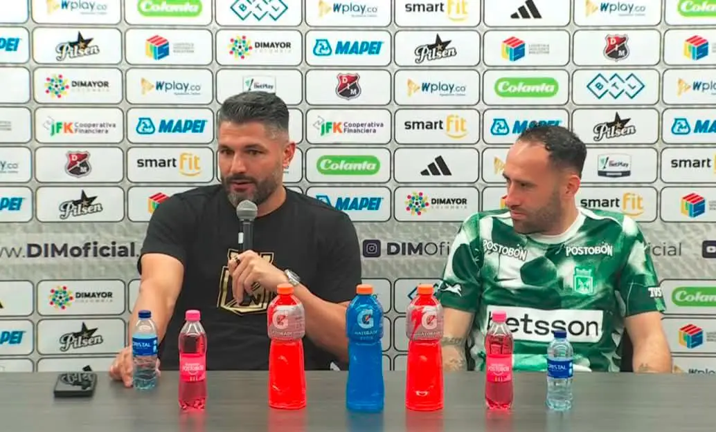 Javier Gandolfi durante la rueda de prensa después del clásico, acompañado por David Ospina. FOTO DIMAYOR