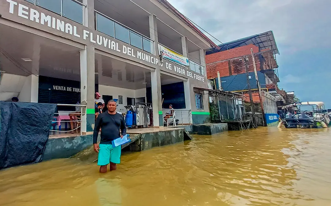 Los municipios de Vigía del Fuerte y Murindó, en la región de Urabá, Antioquia, enfrentan una grave emergencia debido a la intensa temporada de lluvias que ha provocado el desbordamiento del río Atrato. Foto: Joiner Palomeque