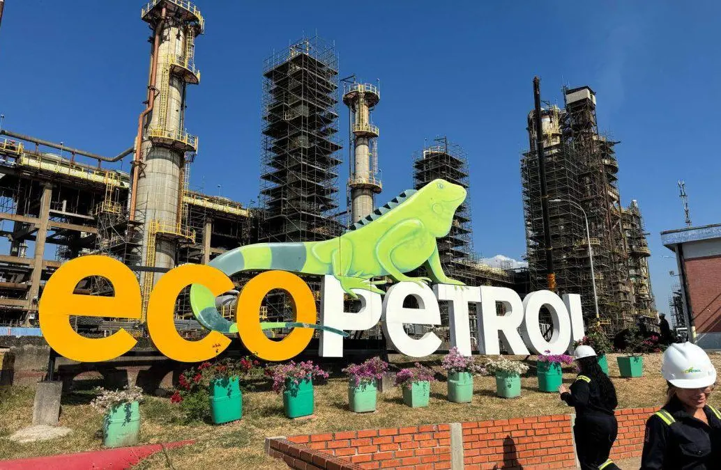 La rebaja en la calificación de Ecopetrol por parte de S&amp;P refleja la estrecha dependencia entre la salud financiera de la petrolera estatal y el perfil de riesgo de Colombia. FOTO: Colprensa.