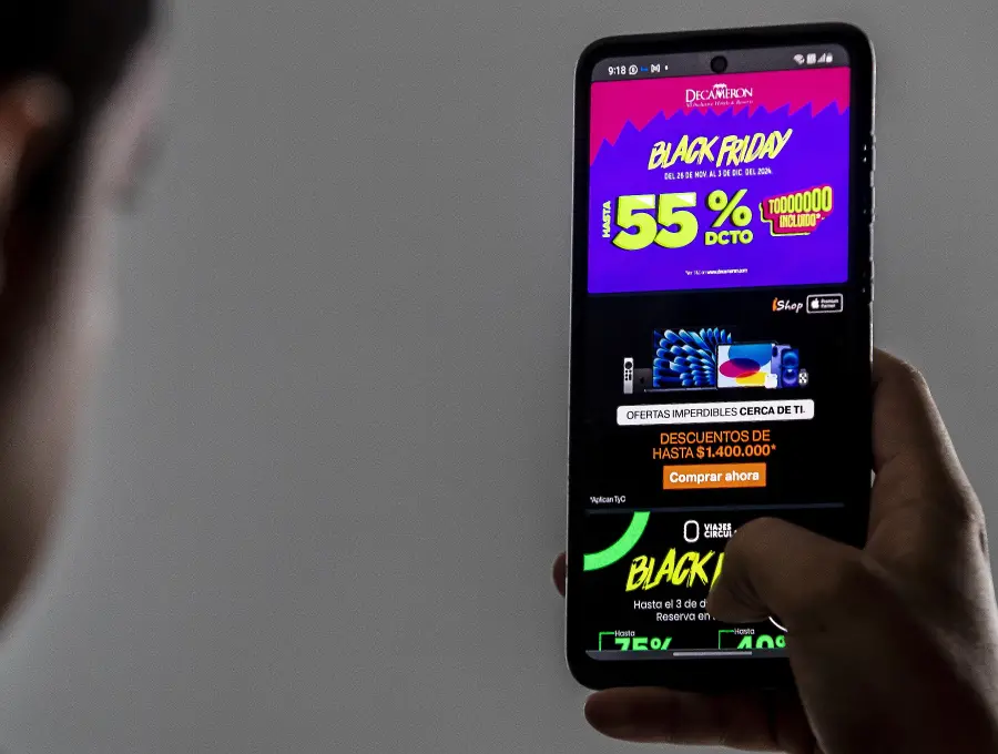 La mayoría de colombianos que comprará en Black Friday lo hará desde el celular, tras ver reseñas y comparar precios. FOTO Jaime Pérez Munévar