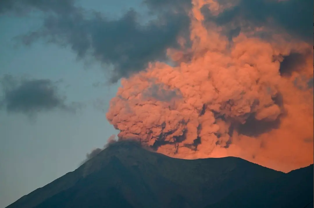 La Coordinadora Nacional para la Reducción de Desastres (CONRED) declaró la alerta roja en las áreas cercanas al volcán, instando a la población a mantenerse informada y a seguir las indicaciones de las autoridades. Foto: AFP