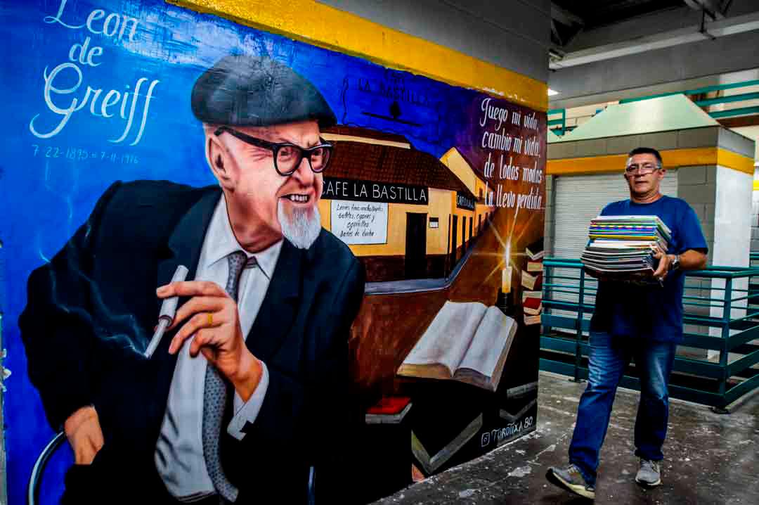 El emblemático Pasaje La Bastilla en el corazón de Medellín ha experimentado una transformación radical, dejando atrás sus fachadas deterioradas para convertirse en un vibrante museo de arte urbano. Foto: Julio César Herrera