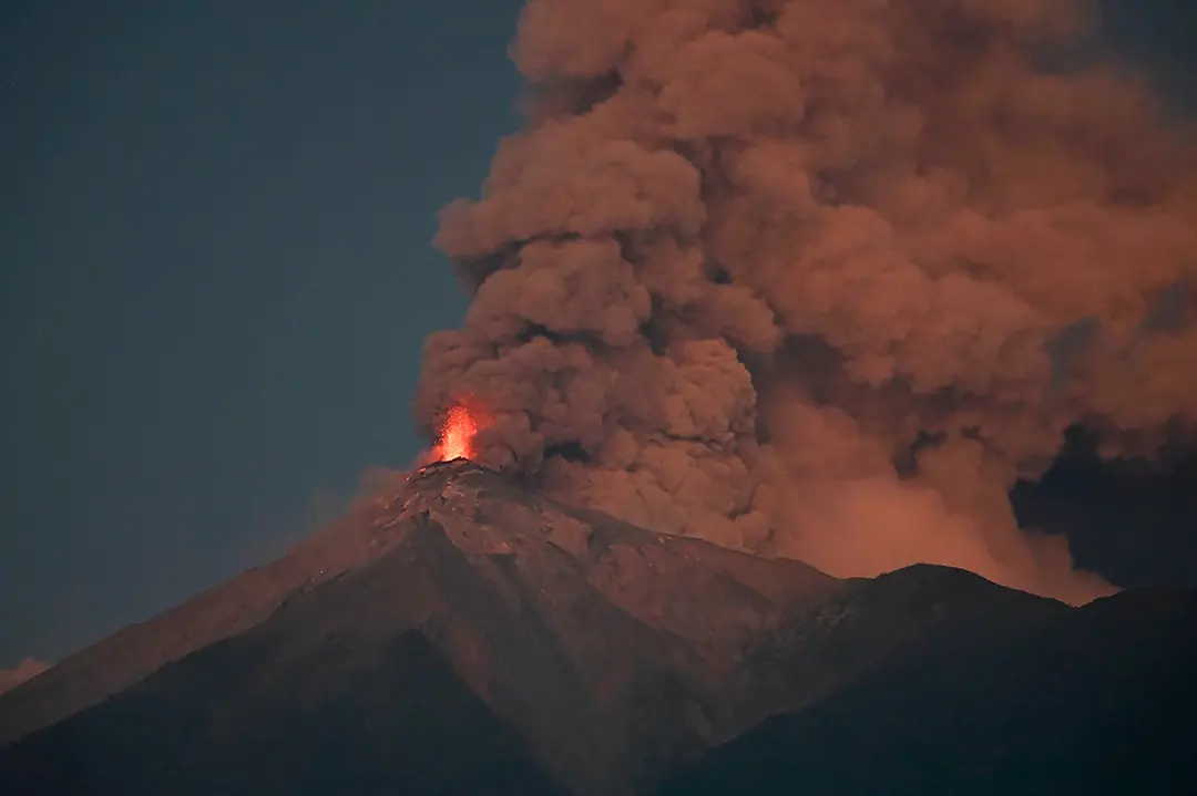 El volcán de Fuego, el más activo de Centroamérica, ha entrado en una fase de “erupción masiva”, lo que ha puesto en alerta a Guatemala y obligado a decenas de familias a evacuar. Foto: AFP