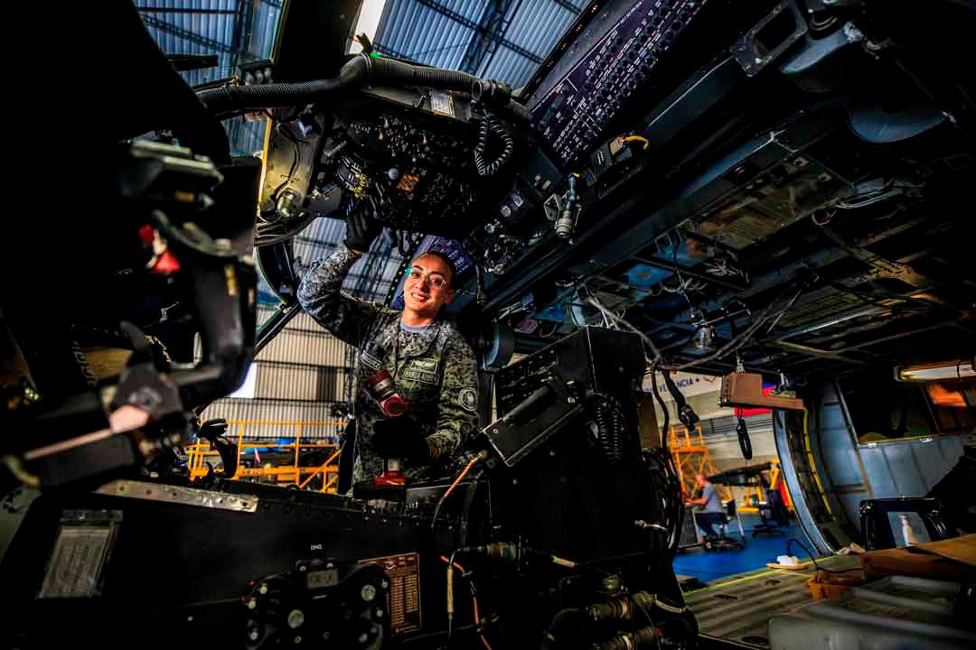 En Cacom 5 es habitual la presencia femenina e incluso en la base hay una tripulación completamente femenina. Una de las primeras mujeres de la unidad es la técnico de vuelo – artillera, y especialista en contratación, Fernanda Rodríguez Bello. Foto: Camilo Suárez Echeverry