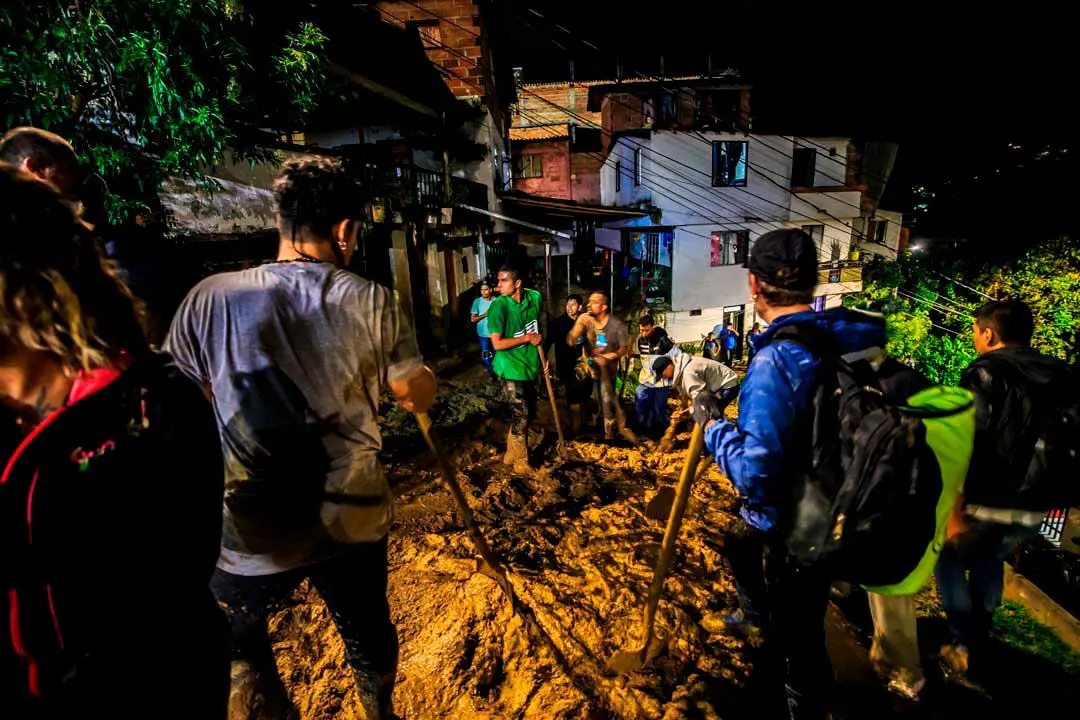 La comunidad de Sabaneta se encuentra conmocionada por la tragedia. Las familias de las víctimas y los desaparecidos reciben apoyo psicosocial por parte de las autoridades locales. Foto: Camilo Suárez Echeverry 