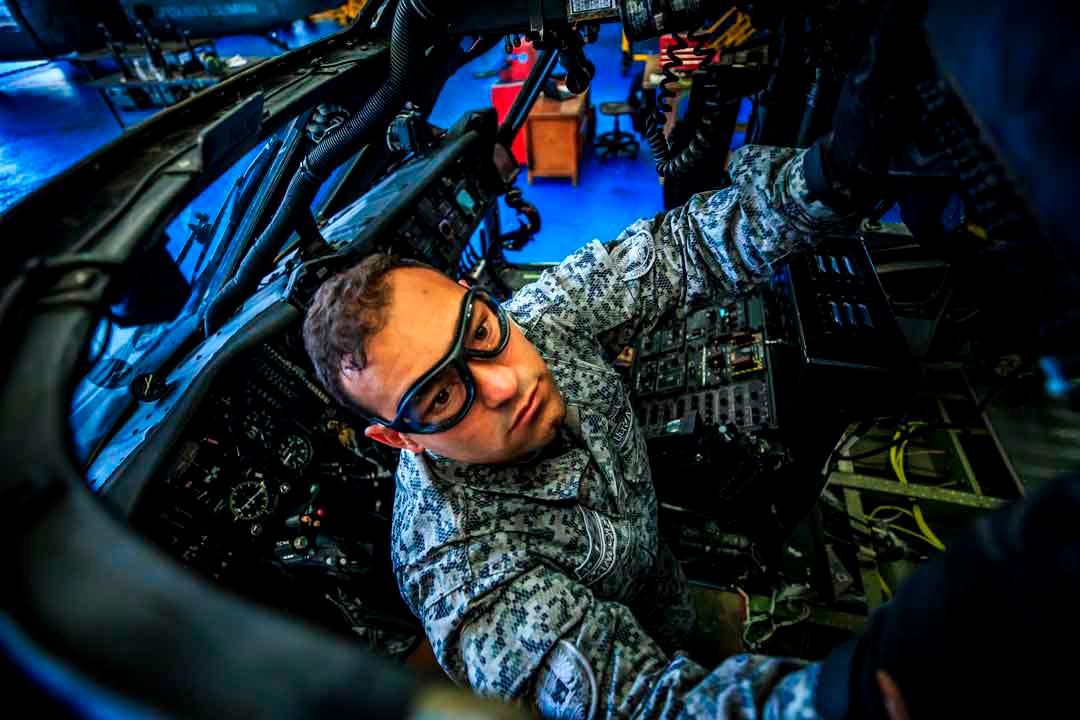 Estos hombres y mujeres son los guardianes de la flota aérea, los responsables de que cada aeronave despegue y aterrice con seguridad. Foto: Camilo Suárez Echeverry