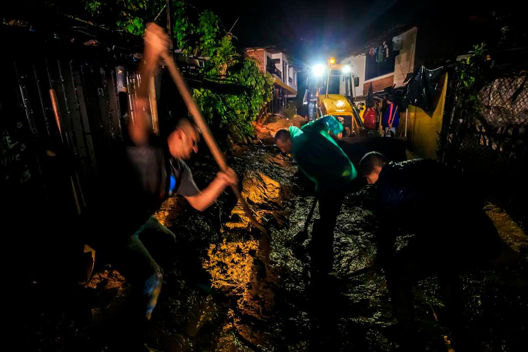 La tragedia golpeó con fuerza al municipio de Sabaneta tras las intensas lluvias registradas ayer jueves, un grave deslizamiento de tierra sepultó varias viviendas, dejando hasta el momento un saldo de cinco personas muertas y tres más desaparecidas. Foto: Camilo Suárez Echeverry