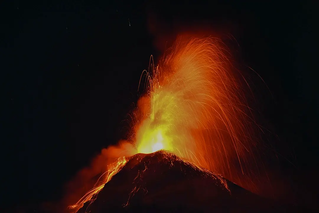 El coloso comenzó a expulsar columnas de lava, ceniza y rocas que alcanzan hasta 300 metros sobre su cráter, generando preocupación en las autoridades y comunidades cercanas. Foto: AFP