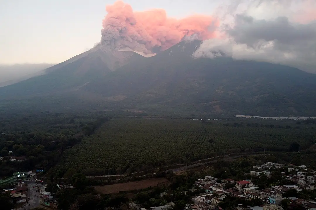 Esta erupción ha despertado temores en la población, ya que la última gran actividad del volcán ocurrió en junio de 2018, cuando una avalancha de material piroclástico sepultó varias comunidades y provocó la muerte de más de 400 personas. Foto: AFP