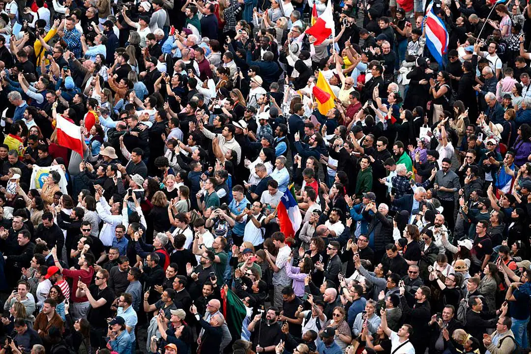 Más de 40.000 fieles esperan ahora mismo en la plaza de San Pedro el momento en el que el protodiacono Dominique Mamberti anuncie el ‘Habemus Papam’. Foto: Getty