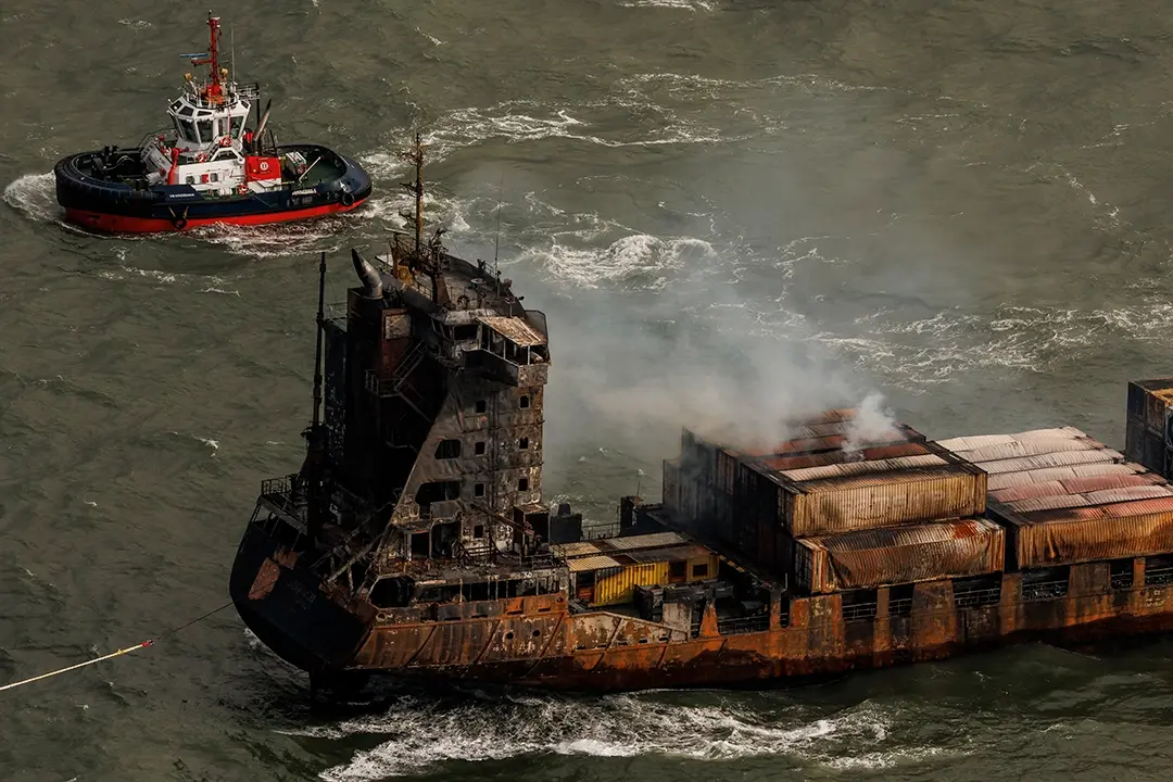 Equipos de emergencia y agencias medioambientales trabajan intensamente en la zona para evaluar los daños y contener cualquier vertido de hidrocarburos en las aguas del Atlántico. Foto: GETTY