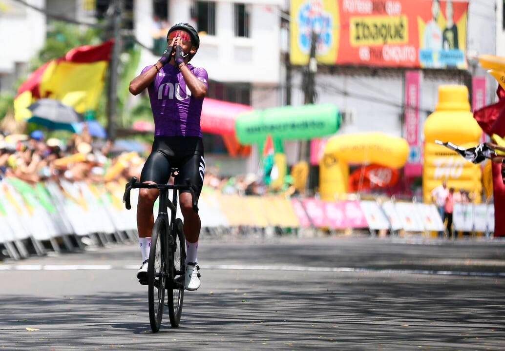 El joven ciclista Johan Rubio, del equipo Nu Colombia, se impuso en Ibagué como ganador de la quinta etapa del Clásico RCN. Su ídolo es el belga Remco Evenepoel. FOTO: COLPRENSA