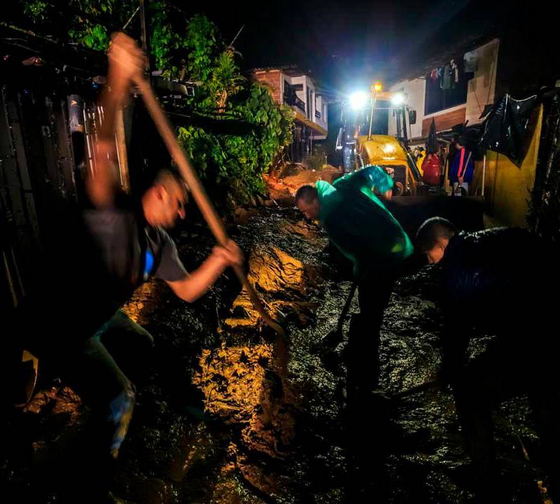 Esta emergencia se registró sobre las 5:30 de la tarde del jueves, cuando miles de metros cúbicos de lodo cayeron sobre este sector, provocando la muerte de cinco personas, integrantes de dos familias del sector. Foto: Camilo Suárez Echeverry
