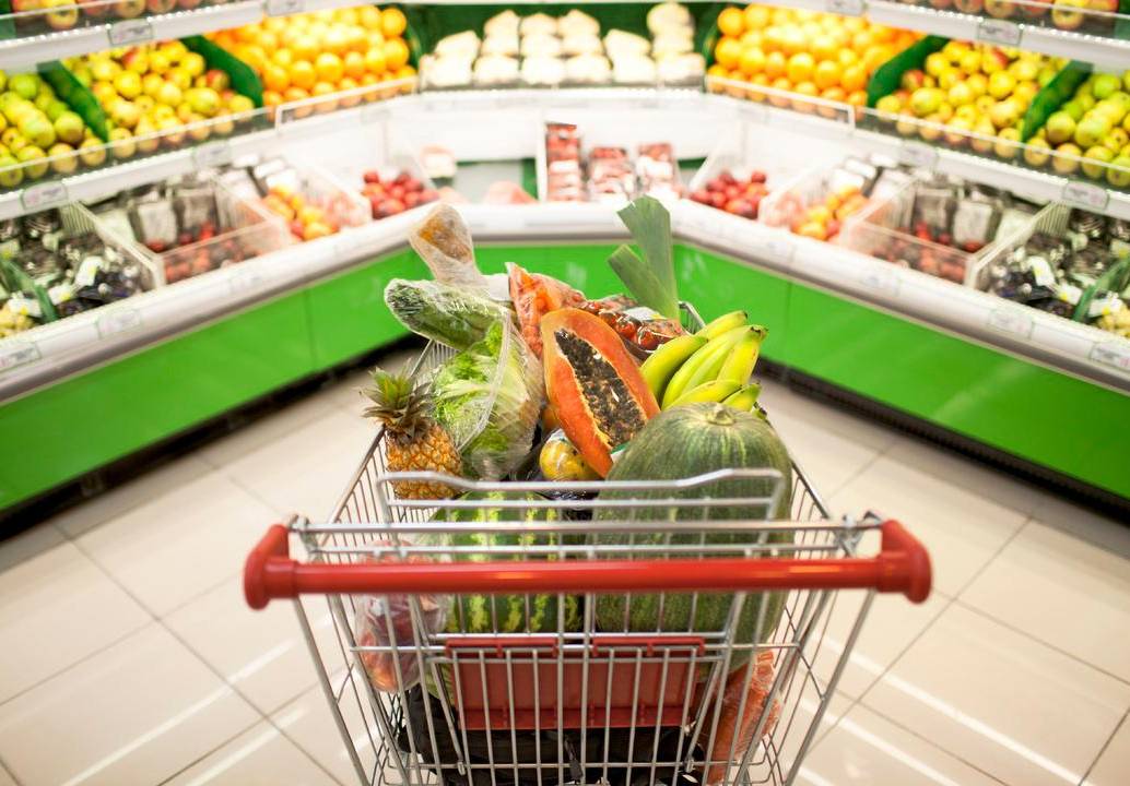 Aunque la clase trabajadora de los medellinenses están cambiando sus hábitos alimenticios, el costo de una dieta saludable puede superar el ingreso de muchas familias. FOTO cortesía Crowe Co