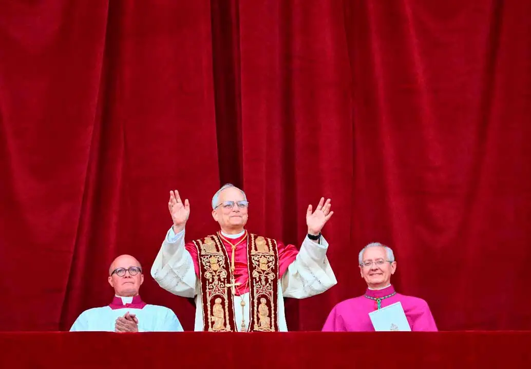 Más de 40.000 fieles esperan ahora mismo en la plaza de San Pedro el momento en el que el protodiacono Dominique Mamberti anuncie el ‘Habemus Papam’. Foto: Getty