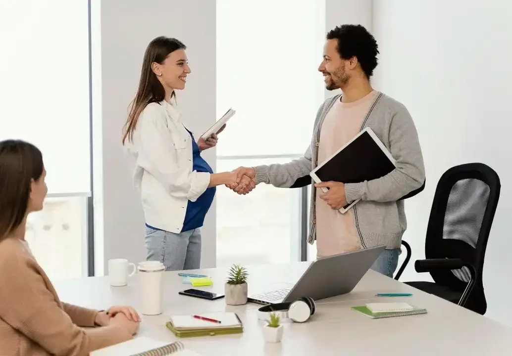 Los expertos advierten que errores sutiles como usar frases genéricas, hablar en exceso o no investigar sobre la compañía pueden costar la oportunidad de empleo. FOTO: GETTY