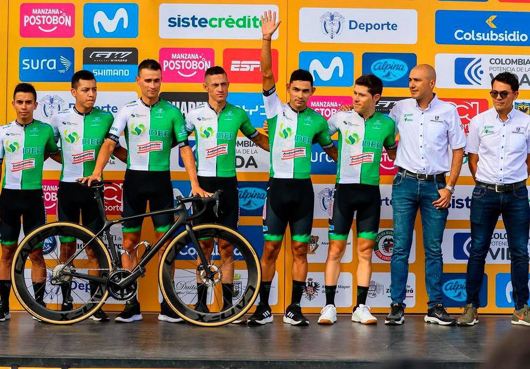 En la imagen se ve al grupo de ciclistas que representaron al equipo Orgullo Paisa en el Tour Colombia 2.1 2024 que terminó el pasado 11 de febrero en Bogotá. FOTO: TOMADA DEL INSTAGRAM DE @equipoorgullopaisa