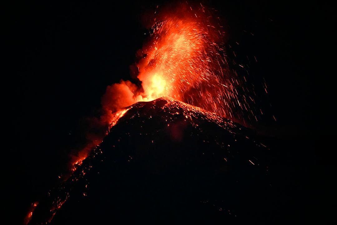 El Volcán de Fuego, ubicado a unos 50 kilómetros al suroeste de la capital guatemalteca, es conocido por su actividad constante y sus erupciones explosivas. Su cercanía a zonas densamente pobladas lo convierte en un peligro latente para miles de personas. Foto: AFP