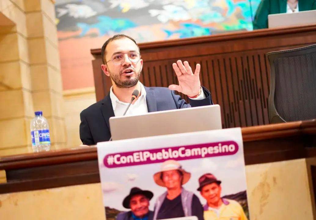 La vocación de servicio de Quintero lo llevó a ser personero municipal de Hacarí y defensor regional del Pueblo en Ocaña. FOTO: FACEBOOK DIÓGENES QUINTERO