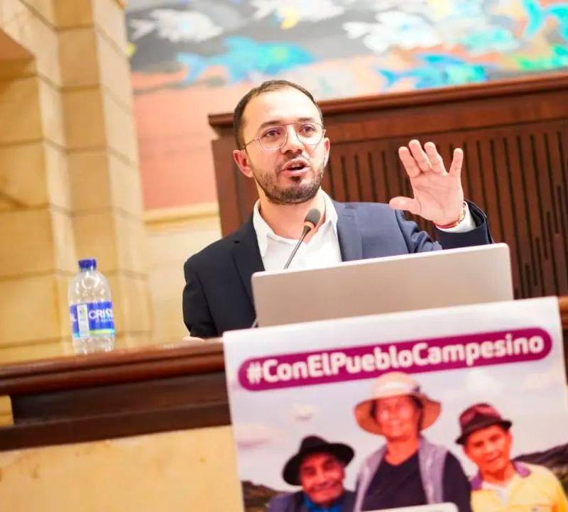 La vocación de servicio de Quintero lo llevó a ser personero municipal de Hacarí y defensor regional del Pueblo en Ocaña. FOTO: FACEBOOK DIÓGENES QUINTERO