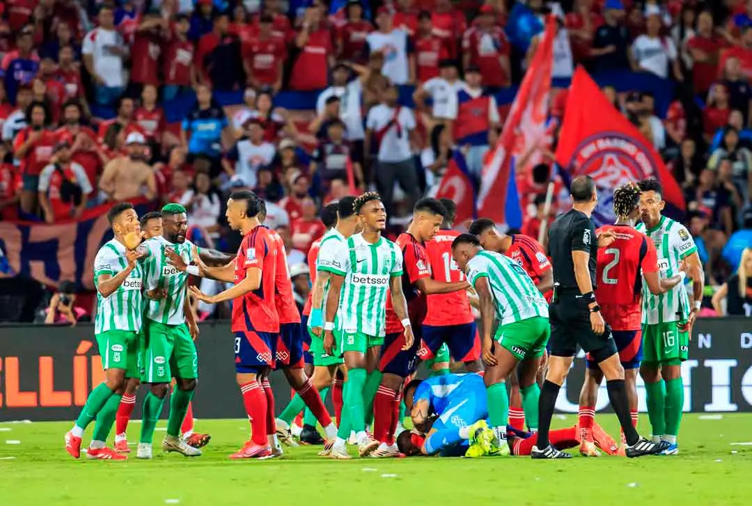 Se desató una trifulca que pudo haber terminado en más expulsiones, pero que finalmente dejó tarjetas amarillas para Tesillo, Campuzano y Chaverra. Foto: Camilo Suárez Echeverry