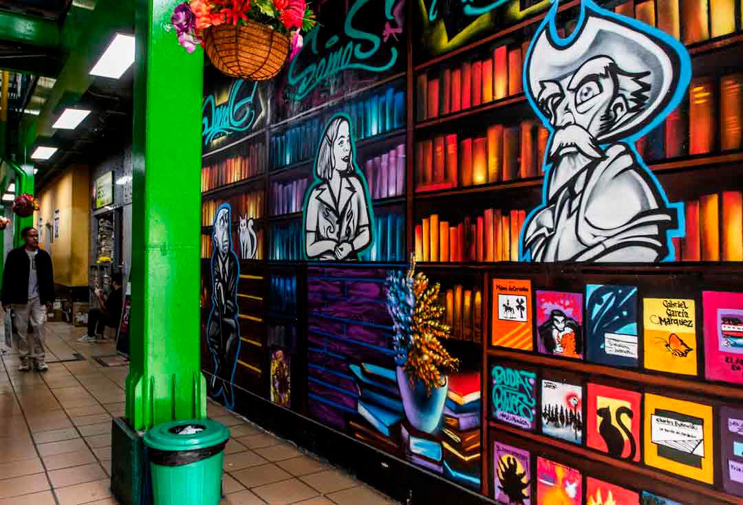 Esta metamorfosis, que ha sido recibida con entusiasmo por comerciantes, visitantes y compradores, es el resultado de una valiosa gestión liderada por los propios libreros del pasaje, quienes contaron con el apoyo fundamental de la Alcaldía de Medellín. Foto: Julio César Herrera